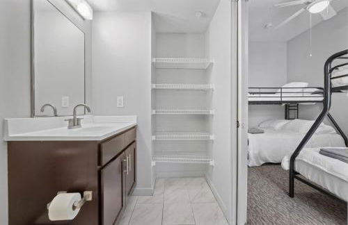 Cozy 2BR Getaway, King Bed, Free Parking - Foto 5