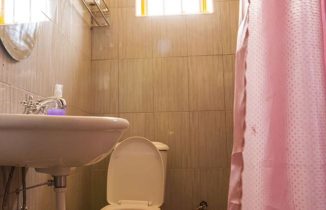 Three Bedroom art themed apartment - Photo 22