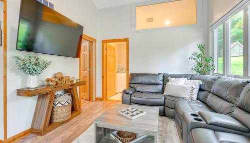 Private Hot Tub, Deck! Group Getaway in Friendship - Foto 4