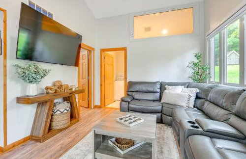 Private Hot Tub, Deck! Group Getaway in Friendship - Foto 4