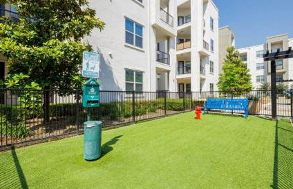 Tasteful 2BR I Pool I Gym I Parking I Workspace - Foto 7