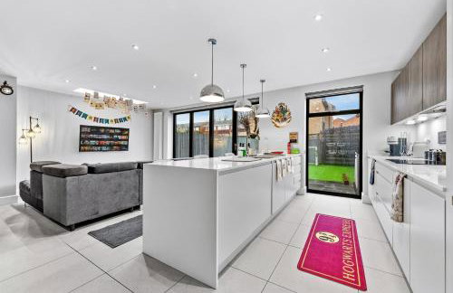 The Lumos House - 4 Bed Home w Parking near Harry Potter Studios - Foto 27