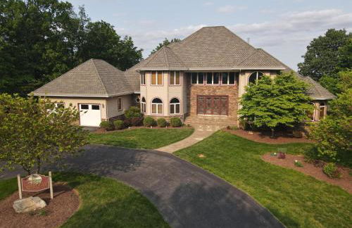 Redbud Keep - Unique Features, Movie Set Decor, Grill, Wifi, Family Friendly, Hiking, Billiard Table, Movie Theater Room, Fireplace, Golfing, View, 2 King Beds - Foto 1