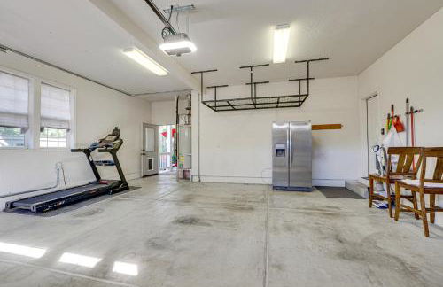 Spacious Home with Swim Spa and Deck in Medford! - Foto 26