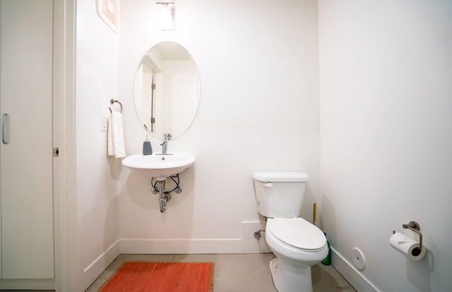 Minimalist & Alluring Condo, Walk to Mile High - Foto 14