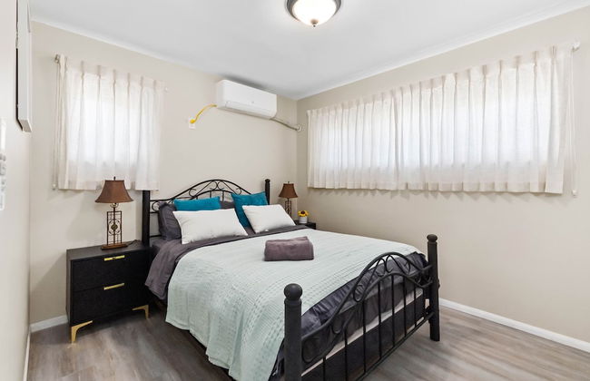 Cozy 2BR Home With Bright Interior Relaxing Patio - Foto 24