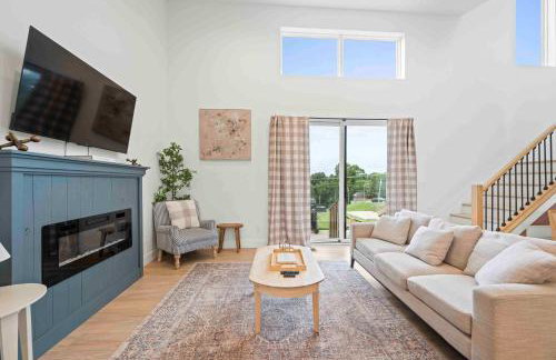 3-story home for 12 Near Ark with Hot Tub & Parking! - Foto 4