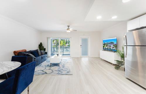 Waterfront Retreat Views, Pool, Hot Tub, Gym Walk to Beach & Boca Resort! - Photo 4