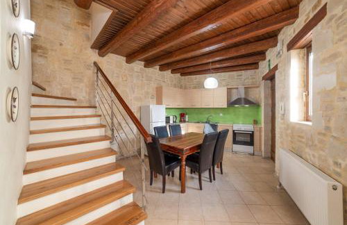 3-Min Drive to Kalyves Beach, Stone Home with Private Pool in Armenoi Center - Foto 14