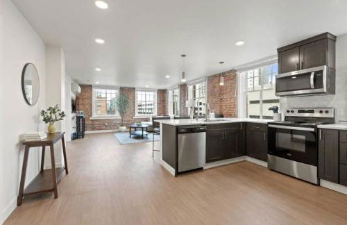 Spacious Apartment with King Beds - J and K on Main - Foto 7