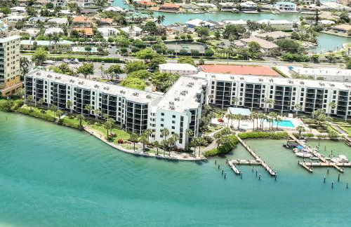 Waterfront Island Oasis! Heated Pool with Stunning View & 2 Full Bath - Foto 25