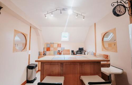 Gîte unique dans propriété historique avec musée, proche Châteauroux, 4 chambres, cheminée, fibre, parking. - FR-1-591-49 - Foto 17