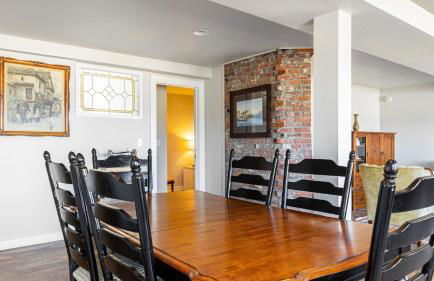 Private Beach Access + Water Views! Sleeps 18, Historic 6bdr Farmhouse w/ Deck - Foto 30