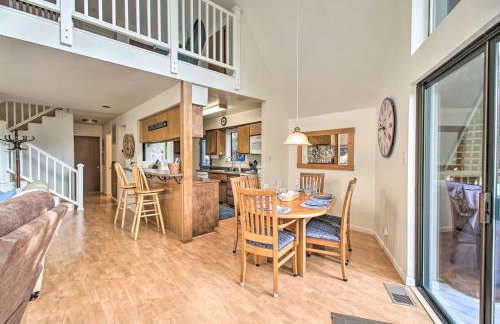 Spacious Redwood Retreat with Hidden Hot Tub - Foto 7