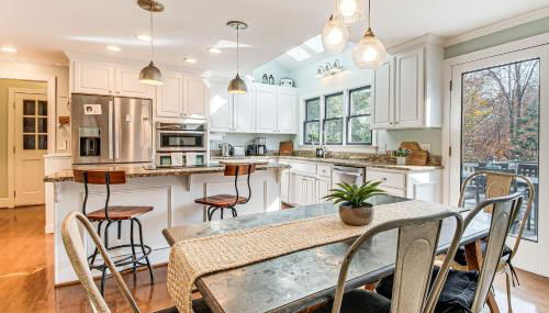 4,100-Sq-Ft Gem with Pool Table and Yard in Raleigh - Foto 3