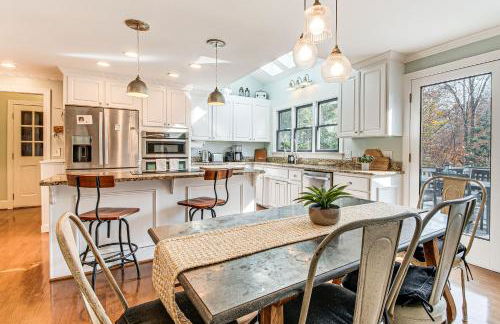 4,100-Sq-Ft Gem with Pool Table and Yard in Raleigh - Foto 3