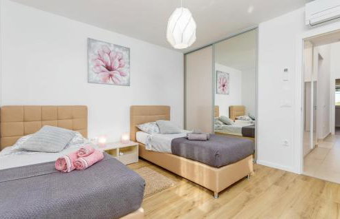 3 Bedroom Beautiful Home In Segotici - Foto 27