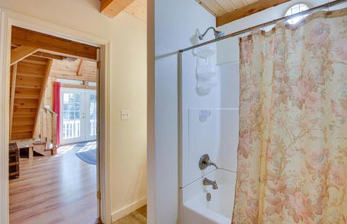 Frye Island Family Cabin with Lake and Beach Access! - Foto 16