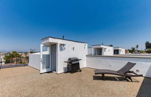 Luxury Modern 4 Bedroom 3 Bathroom Home with Rooftop Deck #2 - Photo 3