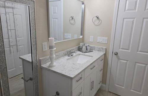 This luxury basement is the perfect getaway - Foto 14