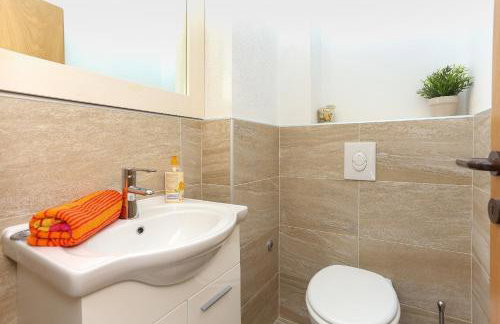 Waterfall House Getaway - Photo 9