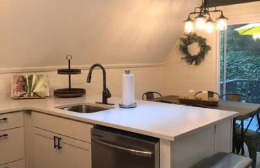 Newly renovated A-frame 5 Min walk to main street - Foto 16