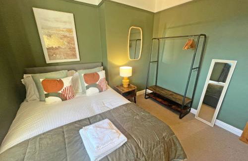 Recently Refurbished 3 Bedroom Home with Parking - Perfect for Longstays - Sleeps 8 - Photo 1