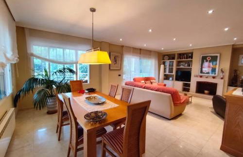 Precioso chalet 4 habitaciones con Piscina comunitaria - Photo 13