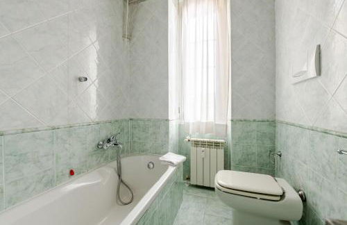 Spacious Home with three Bedroom and Large Kitchen - Photo 10