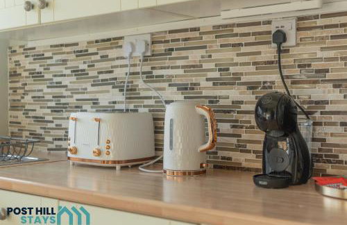 Large 4BR - Ideal Long Stays - Parking - Fast WiFi - Foto 13