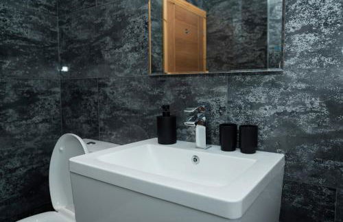 4 Bed Failsworth Home - 3 Bathrooms - Free Parking - Ideal For Contractors & Families - FREE 1 HR EARLY CHECK-IN OR 1 HR LATE CHECK-OUT FOR 2 NIGHT STAY BOOKINGS UNTIL THE END OF MAY - Foto 32