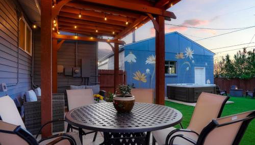 One of a Kind Home with HOT TUB Pool Table and Fire Pit 4 Miles to DT - Foto 4