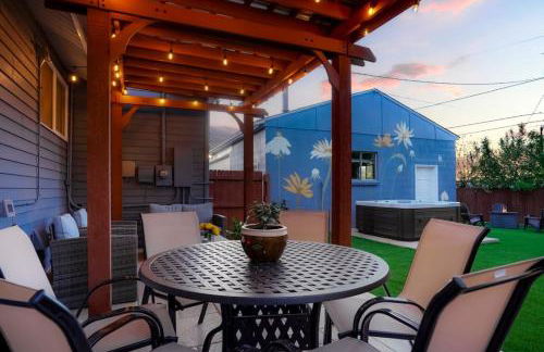 One of a Kind Home with HOT TUB Pool Table and Fire Pit 4 Miles to DT - Foto 4