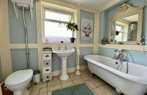 Beautiful Character 5 Bedroom Dorset Thatched Cottage - Great Location - Garden - Parking - Fast WiFi - Smart TV - Newly decorated - sleeps up to 10! Only 18 mins drive to Sandbanks Beach! Close to Bournemouth & Poole - Photo 7