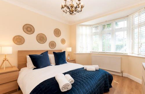 Pass the Keys Stunning Spacious Chessington Gem with Parking - Photo 23