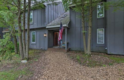 Cozy Poconos Townhome with Fireplace Near Jack Frost - Foto 3