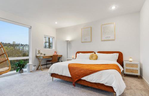 Luxe Central Home with Views & Rooftop - Foto 2