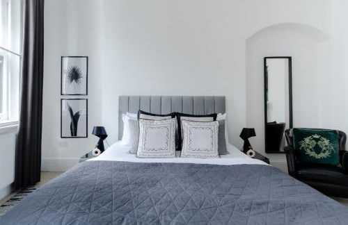 RARE FIND off Oxford St! SOHO 5bed Design House For XXL Groups - Photo 15