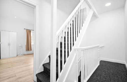 Stylish Five Bedroom House - Parking - Terrace - Fast Wi-Fi 974P - Foto 27