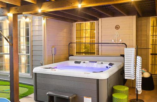 Resort Style Backyard Pool Pickleball Court - Foto 67