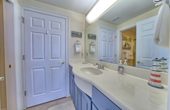 Relaxing Beachfront Condo with Beach Access - Unit 1603 by RedAwning - Foto 30