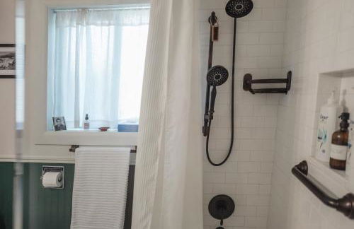 Southeast Portland Comfy & Eclectic Craftsman Home - Foto 15