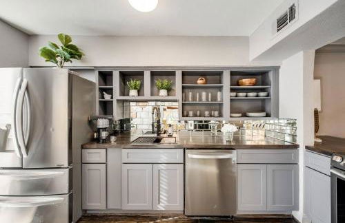 Spacious 2-Bed Dallas Condo Patio Resort Pool - Foto 9