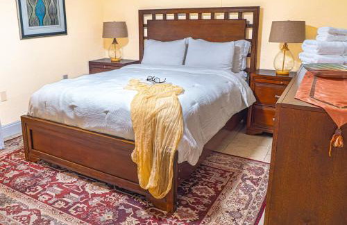 Tropical escape with fire pit near airport & stadium - Foto 19