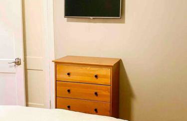 Charming Farmhouse Retreat near Downtown & University Modern Amenities, Fireplace & Porch! - Foto 7