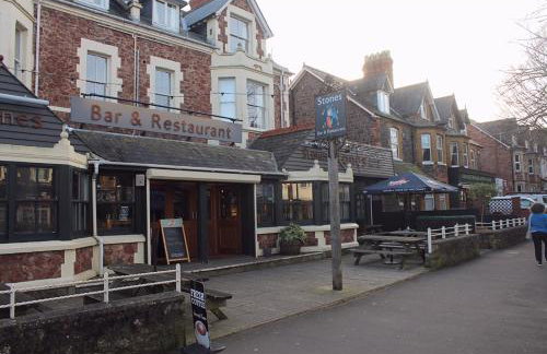 Modern 2BR Apartment - Prime Location Near Beach & Town - Sleeps 5 - Foto 40