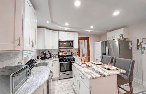 Cheerful & Modern Home w/ a Walkout Deck Area - Foto 10