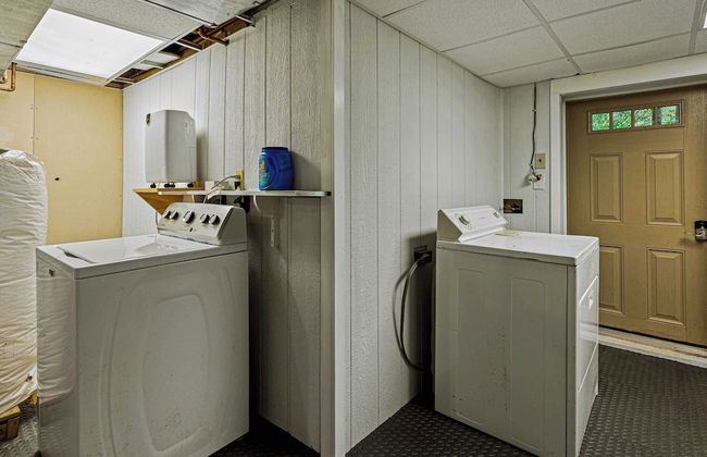 Frolic on Fern by Avantstay Enclosed Deck w/ Forest Views, Bar - Photo 19