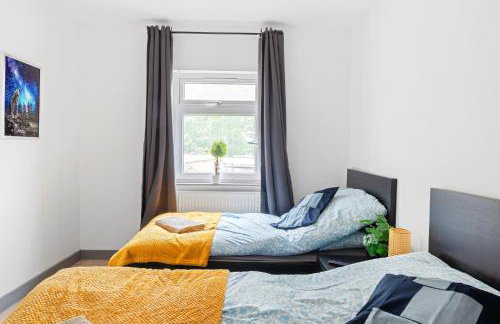 Stanion Luxurious 3 Bedroom Modern House Northamptonshire, Double, Twins, Single, Free Parking, Free Wi-Fi, Pets, Up to 8 Sleeps, 4 Smart TVs - Foto 14