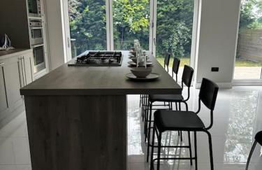 Brand New 4 Bed Deluxe Modern Villa - Sleeps 9 - Private Parking & Garden - Foto 11